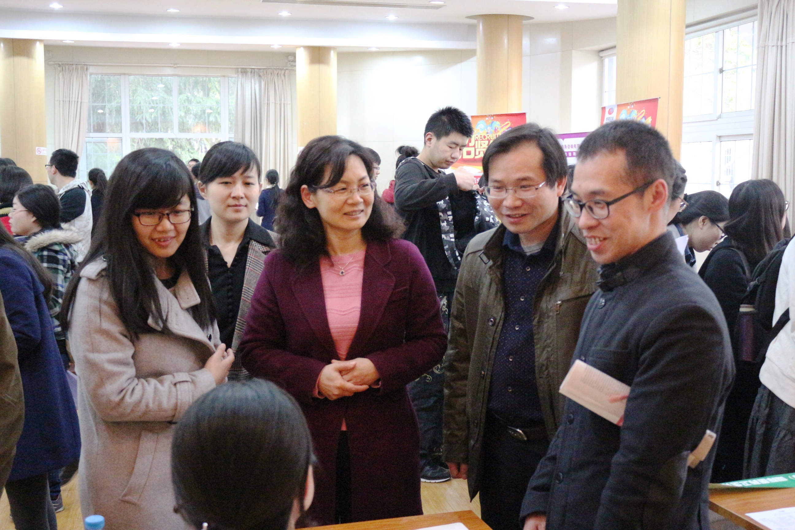 两国产自拍
领导与参会招聘单位交流